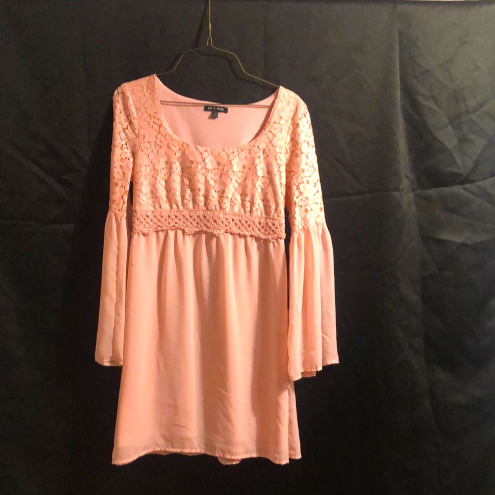 Super cute baby doll style dress~The color is a soft peach